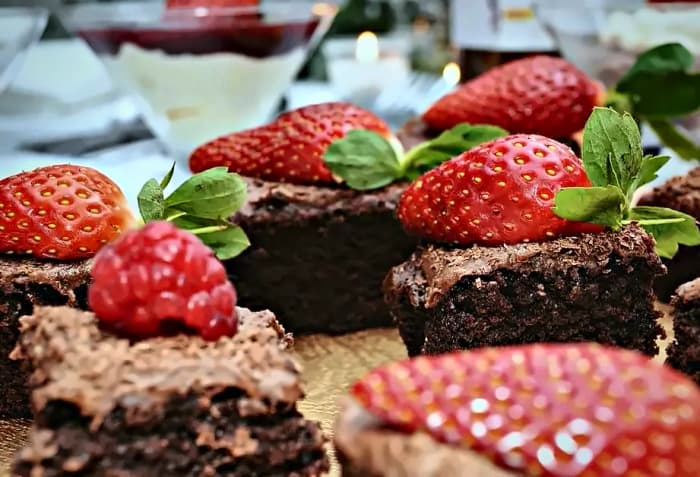 Chocolate brownies with strawberries